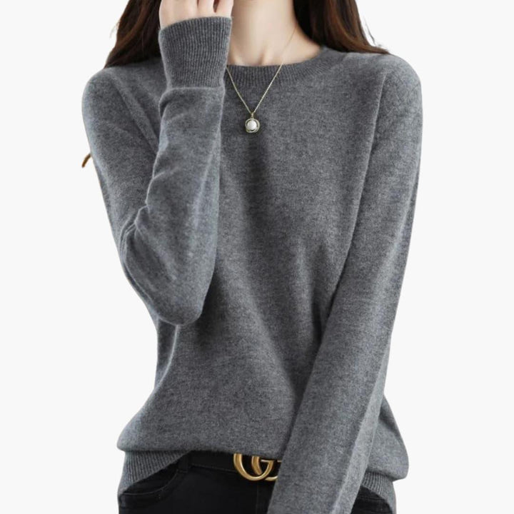 Women’s Chunky Knit Sweater with Long Sleeves and Round Neckline