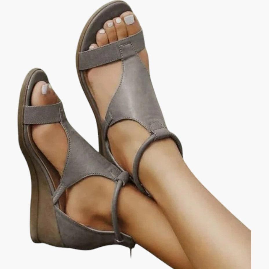 Women’s Sandals with Adjustable Straps and Cushioned Sole